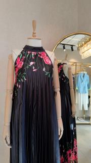 boyundan bağlamalı çiçek desenli elbise siyah 3