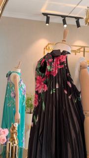 boyundan bağlamalı çiçek desenli elbise siyah 4