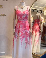 pembe baskılı askılı elbise beyaz